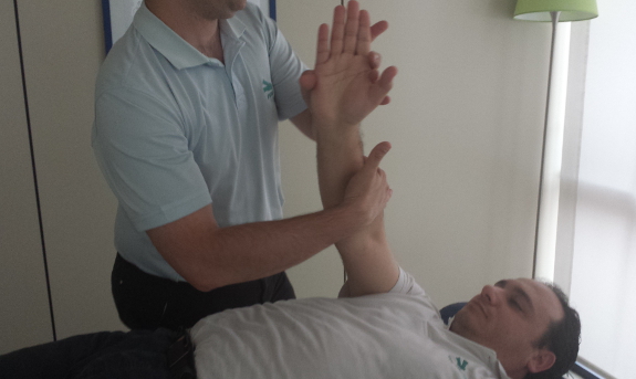 La acción de los masajes le ayudará a recuperar cuanto antes la fuerza y movilidad del hombro con prótesis.