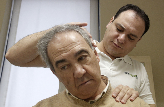 Los masajes del fisioterapeuta ayudarán a disminuir el dolor de hombro con prótesis.