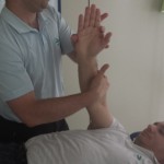 Fisioterapia en clínica y a domicilio para personas con prótesis de hombro