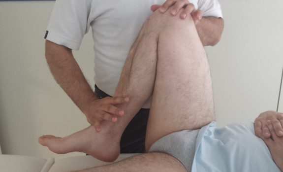 Realizar flexiones con toda la pierna ayuda a reducir los dolores de cadera.