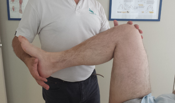 Con la rodilla flexionada tendrá que ejercer fuerza y tensar la musculación.