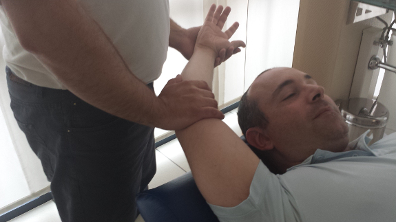 Uno de los principales beneficios de la fisioterapia es recuperar la movilidad del hombro.