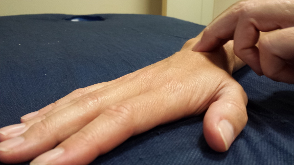 La acción de los masajes elimina muchos después del implante de una prótesis.