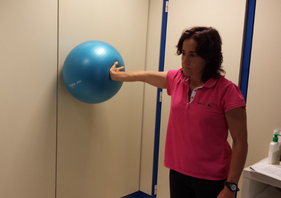 Los ejercicios de presión con un balón buscan aumentar la fuerza del hombro con prótesis.