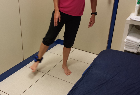 Algunos sencillos ejercicios como levantar la pierna lateralmente son esenciales para recuperar la movilidad de la cadera.
