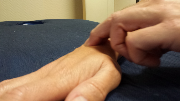 Los masajes logran disminuir los dolores en las manos con prótesis de muñeca.