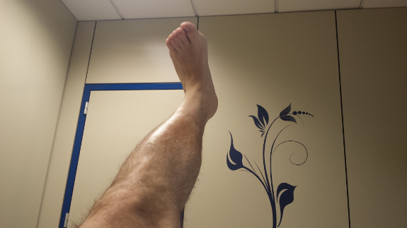 Ejercicios como los de elevación de la pierna con prótesis le ayudarán a recuperar la fuerza de la zona.